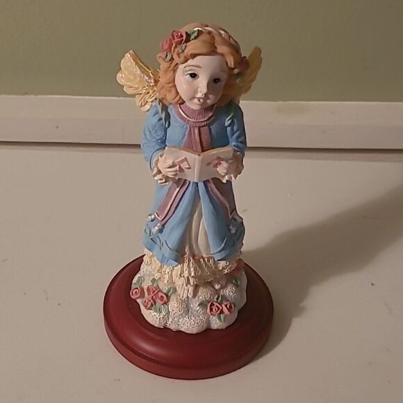 Christmas Around the World Angel - Picture 1 of 8